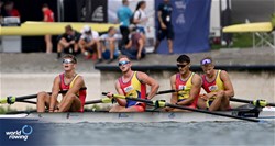 Podyumda barcha xotinning külotlari hamma joyda baqirishdi.